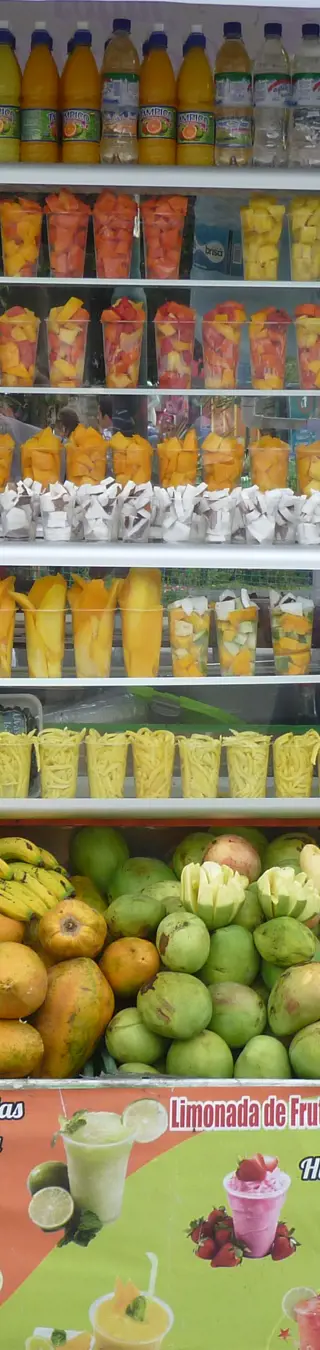Koste zwei karibische Spezialitäten – tropische Früchte und Rum